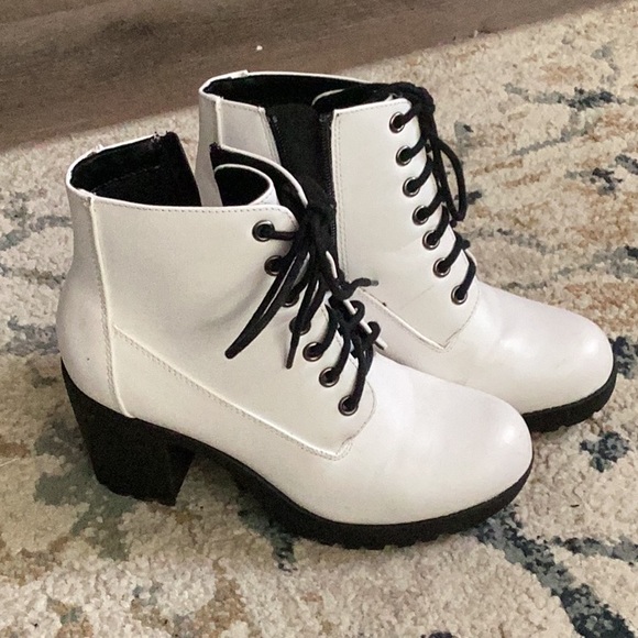 Heeled Ankle Boots, size 6, White - Picture 1 of 4